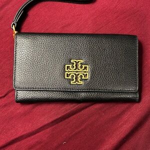 Tory Burch Britten Black Leather Wallet.